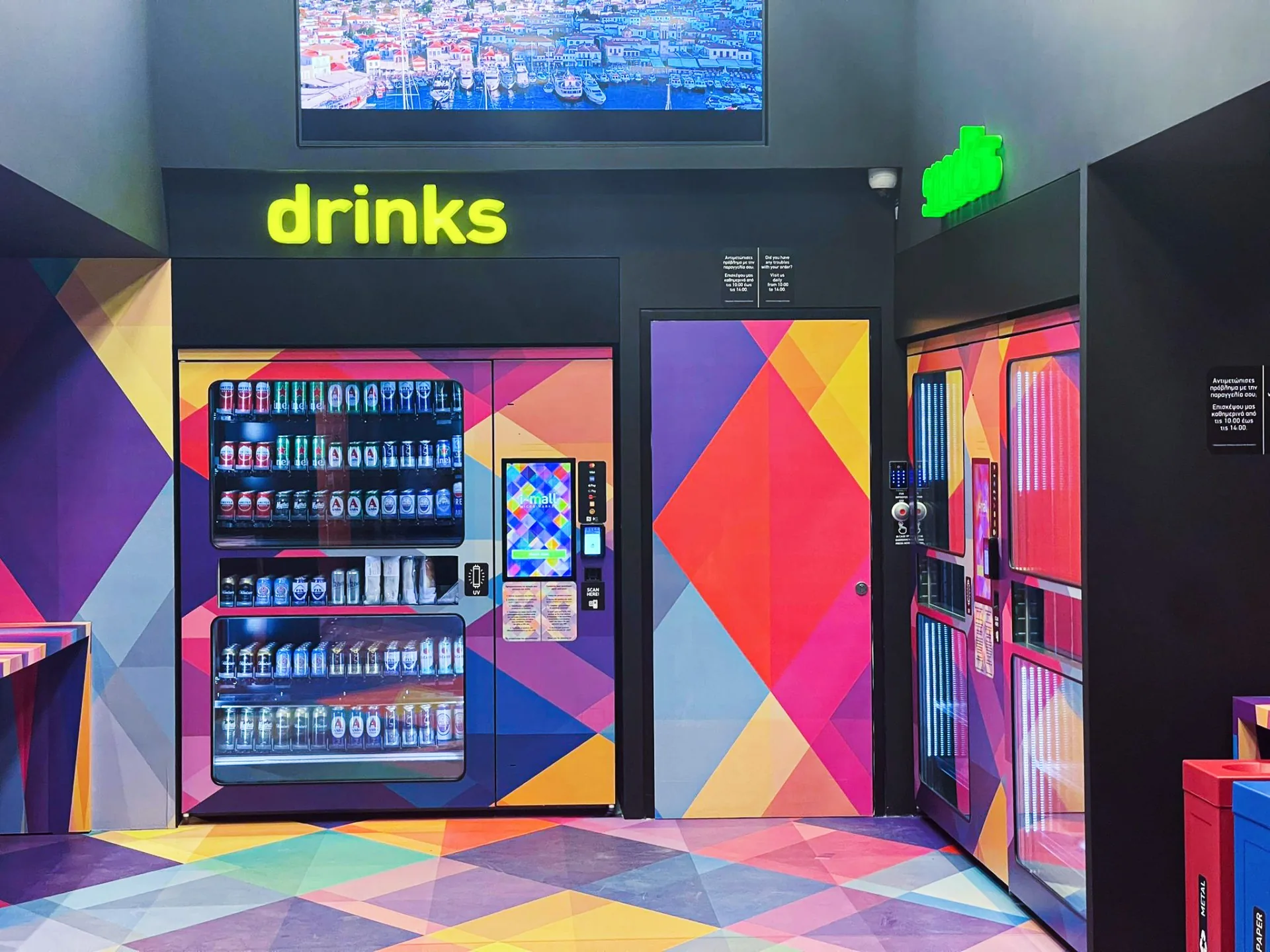 Store automatizzato VADO con vending machine drinks e arredo grafico colorato
